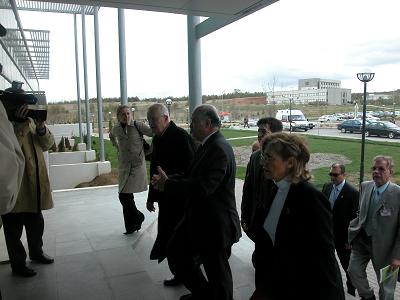 Heyet Silikon Binasından İçeri Giriyor.
